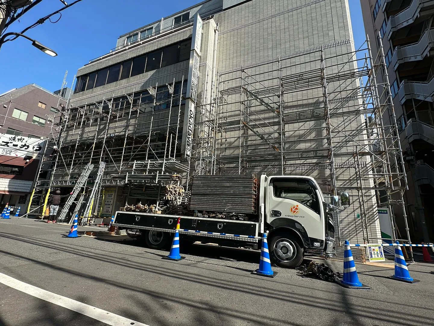 東京都新宿区で足場組立中👷🏾‍♂️